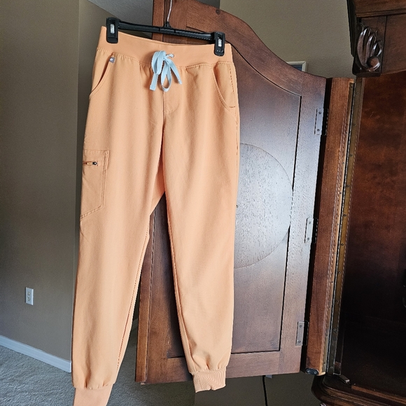 Figs Shaka Orange Scrub Set - Picture 7 of 8